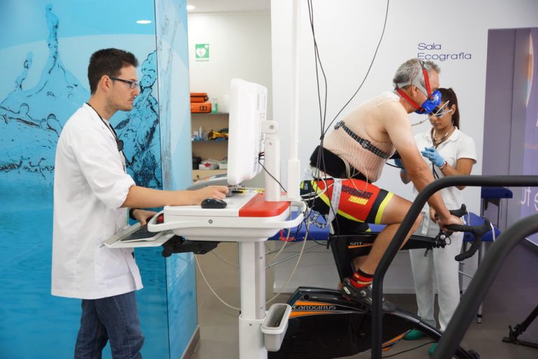 Rehabilitación cardiaca con monitorización constante.